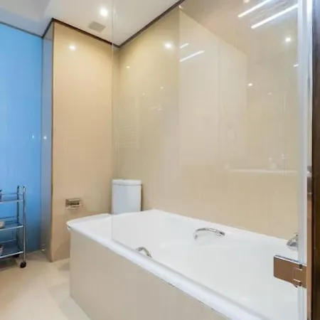 Frente Al Parque, En El Centro